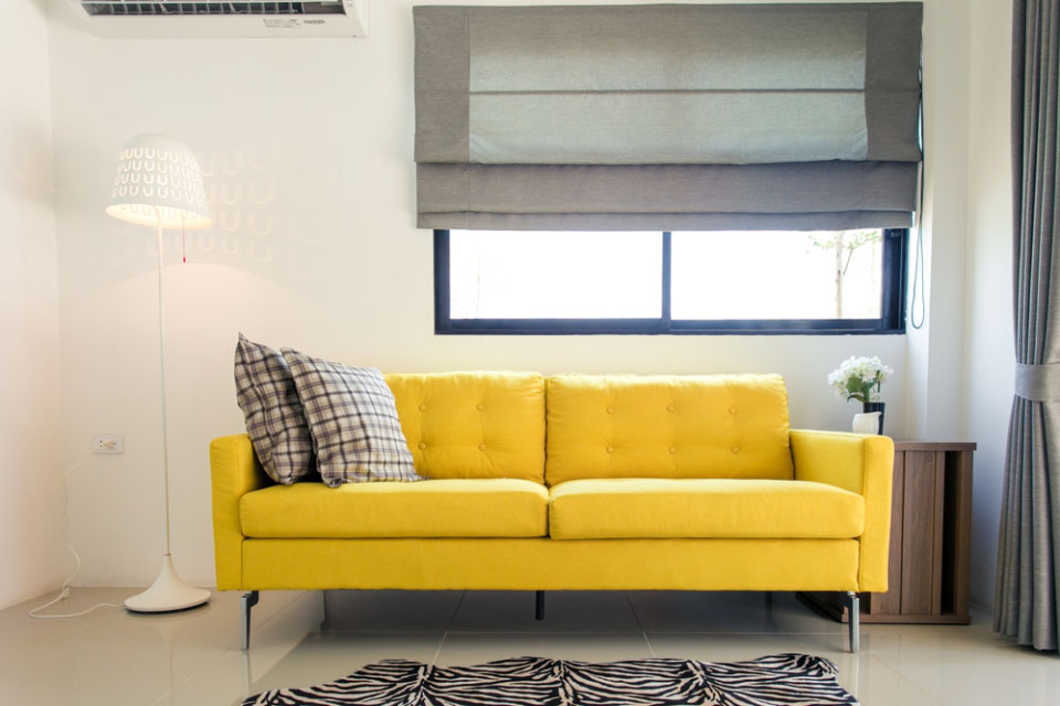 Яркий дизайн интерьера дома - желтый диван