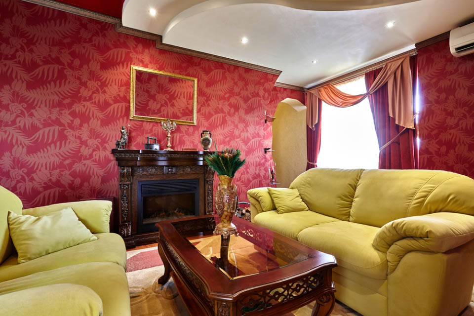 Дизайн интерьера гостиной в темно-красном цвете