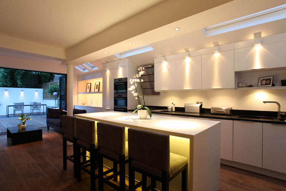 Освещение на кухонном шкафу в дизайне интерьера