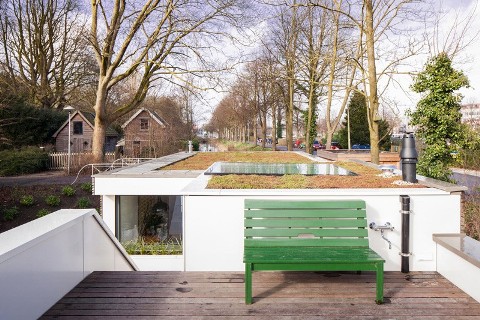 Скамейка у дома на воде в Нидерландах