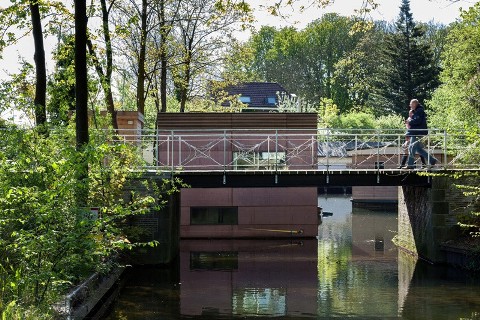 Мост у дома на воде в Нидерландах