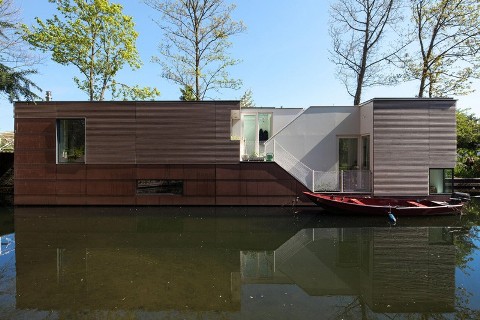 Лодка у дома на воде в Нидерландах