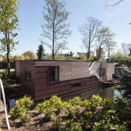 Современный дом на воде в Нидерландах